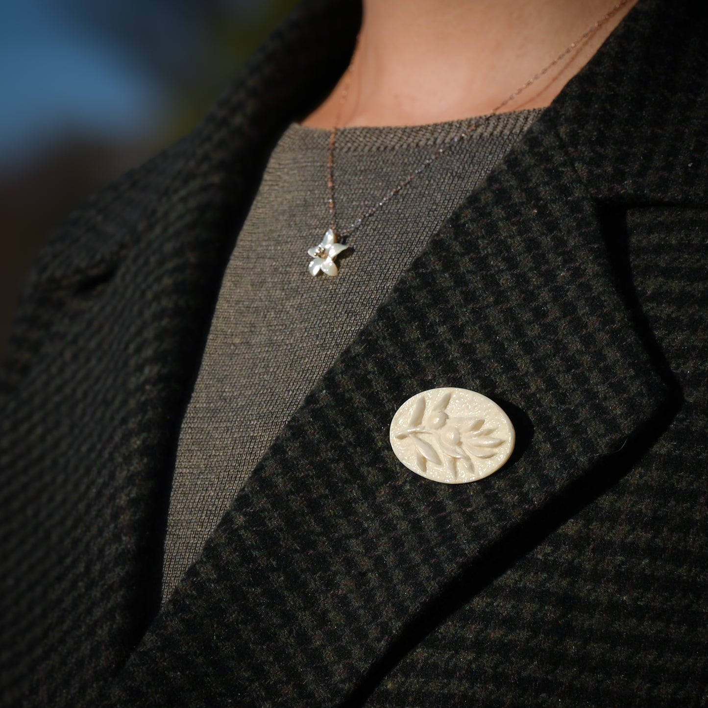 ラクダ骨のブローチ(オリーブモチーフ)