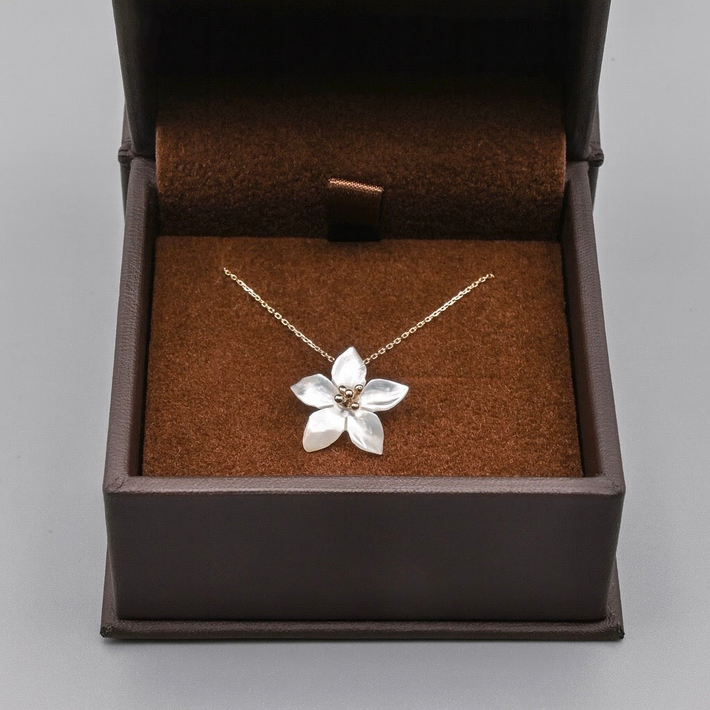 K10YG　"マザー・オブ・パール"　ジャスミンモチーフネックレス