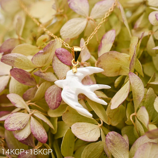 真珠貝のネックレス（ツバメモチーフ）