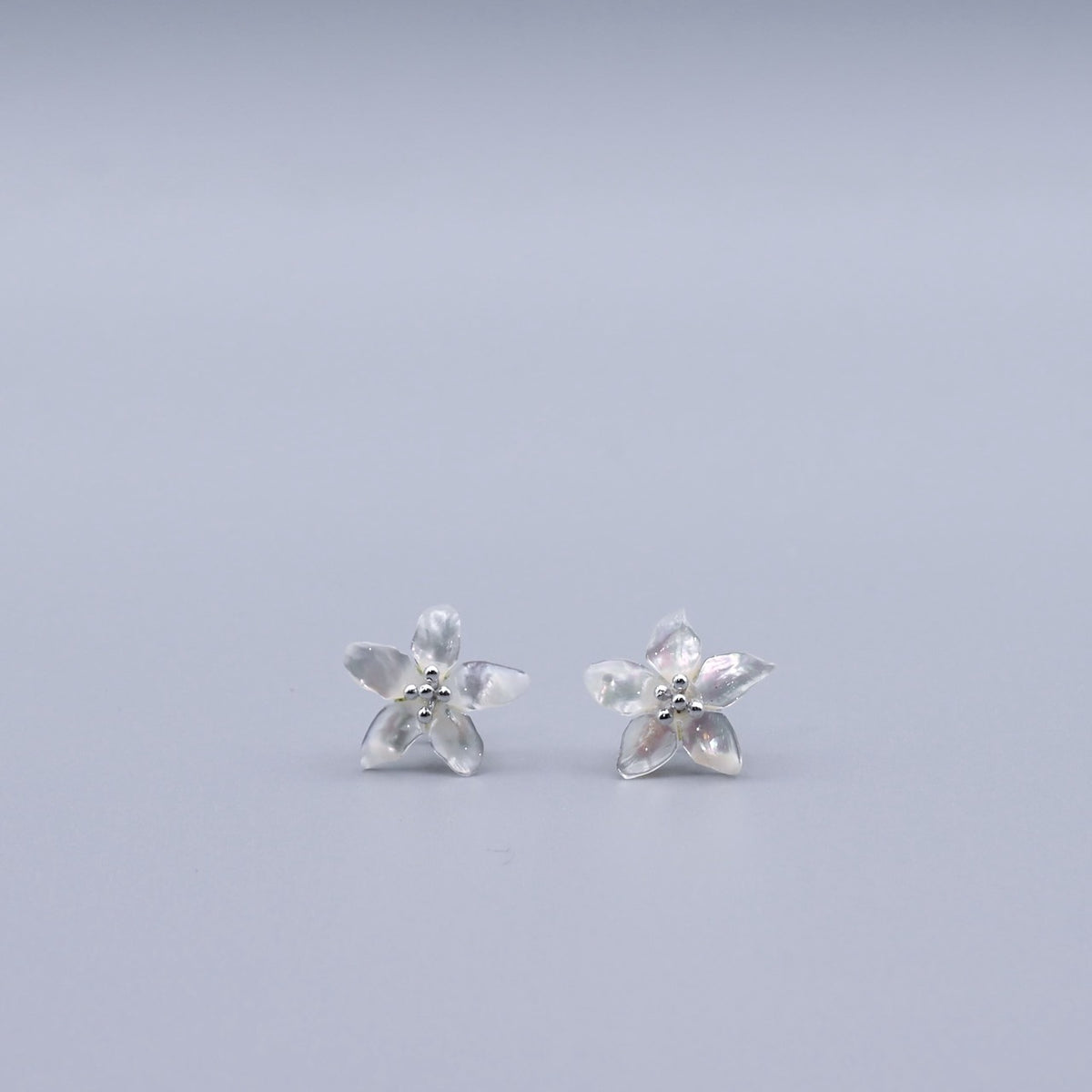 SV925 "マザー・オブ・パール" ジャスミンモチーフピアス