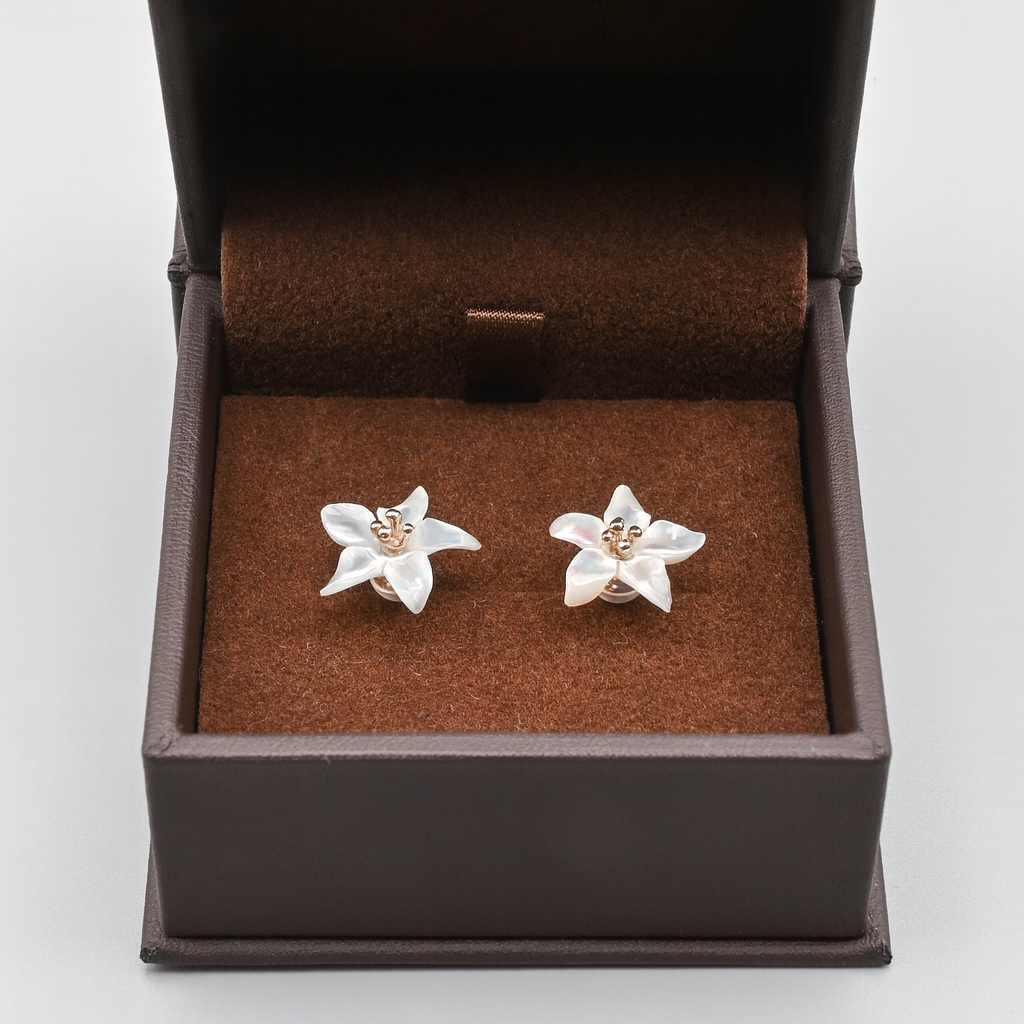 K10YG　"マザー・オブ・パール"　ジャスミンモチーフピアス