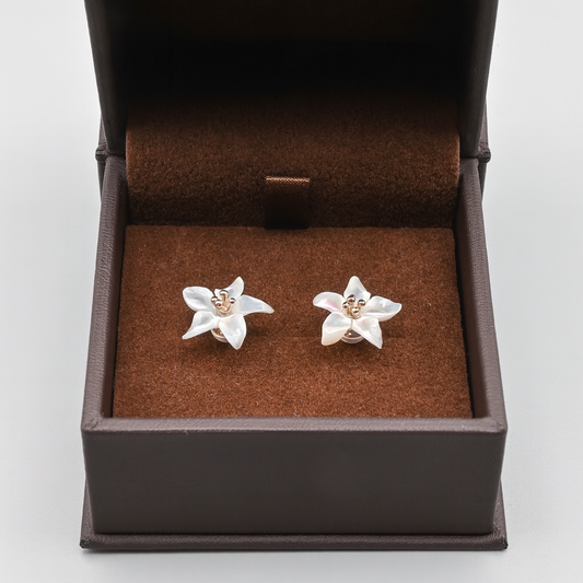 K10YG　"マザー・オブ・パール"　ジャスミンモチーフピアス