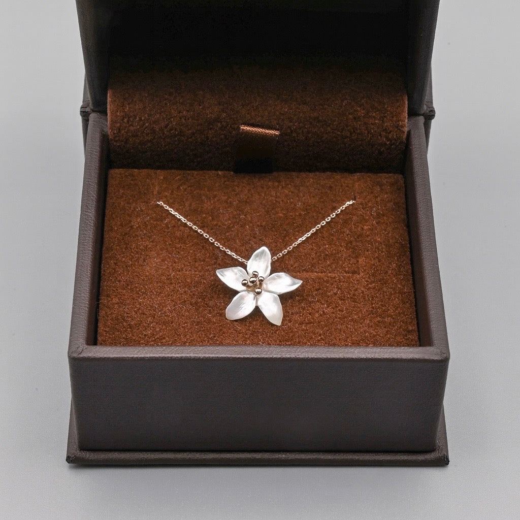 K10PG　"マザー・オブ・パール"　ジャスミンモチーフネックレス