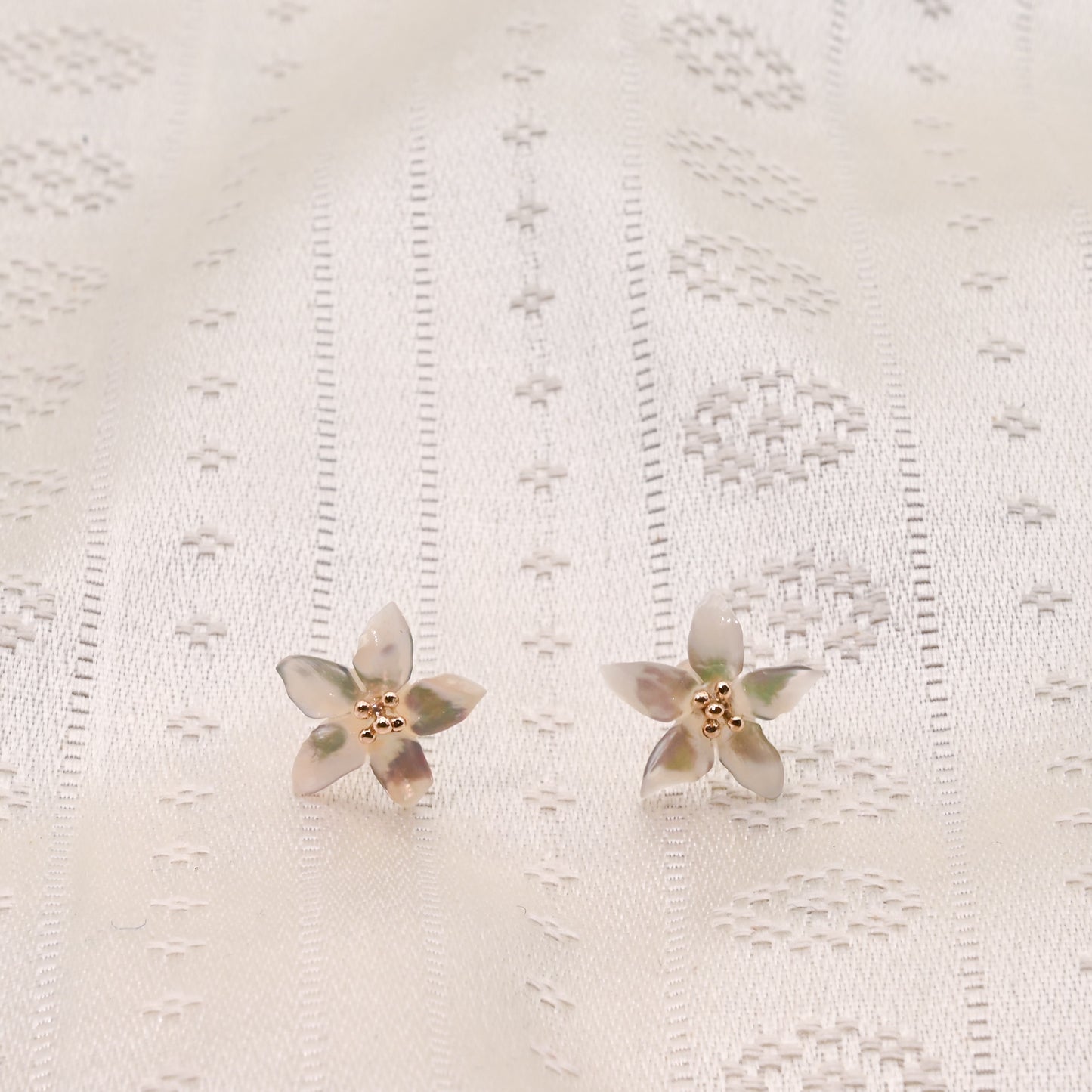 K10YG　"マザー・オブ・パール"　ジャスミンモチーフピアス