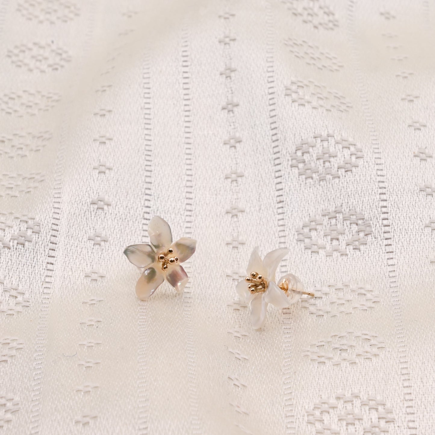 K10YG　"マザー・オブ・パール"　ジャスミンモチーフピアス