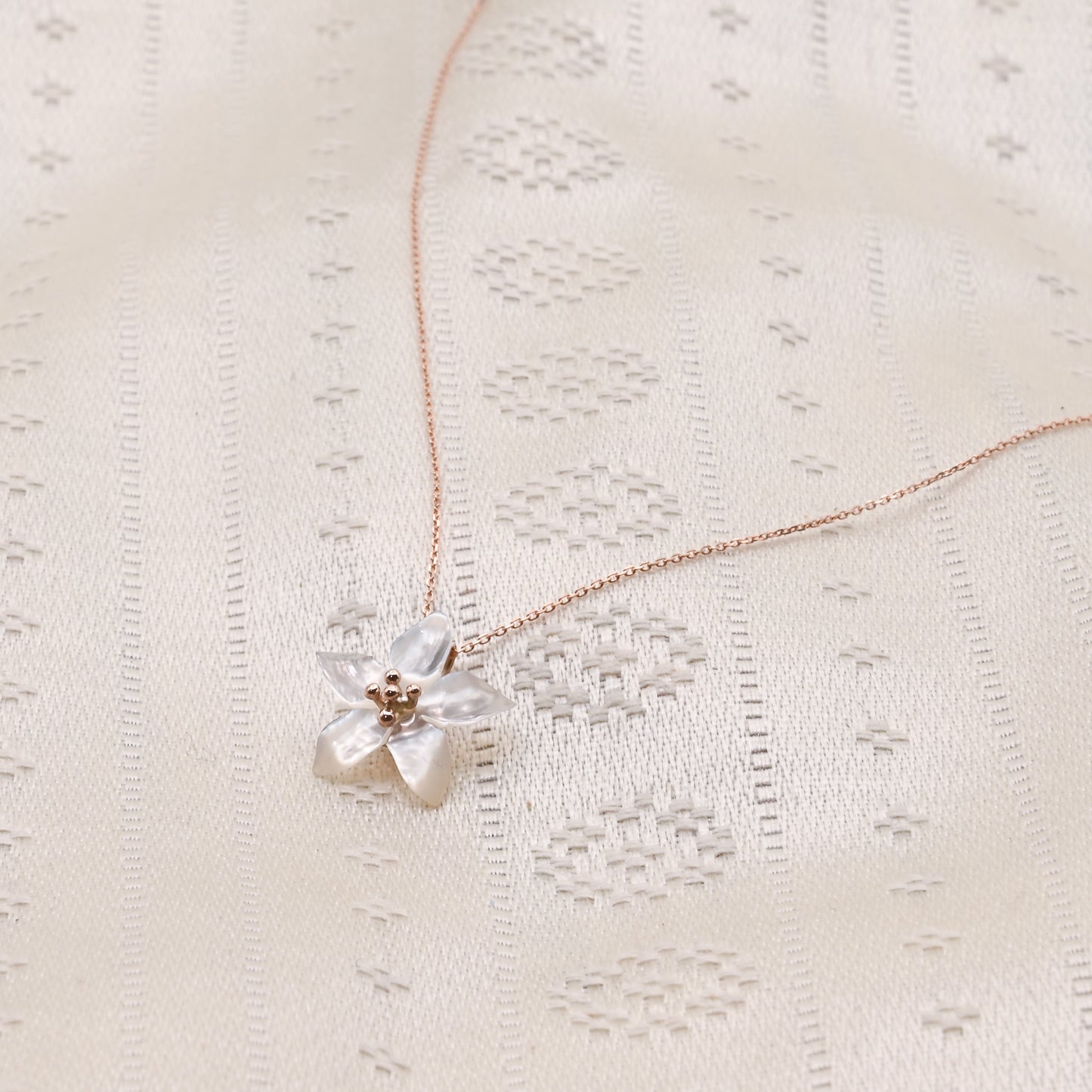 K10PG　"マザー・オブ・パール"　ジャスミンモチーフネックレス