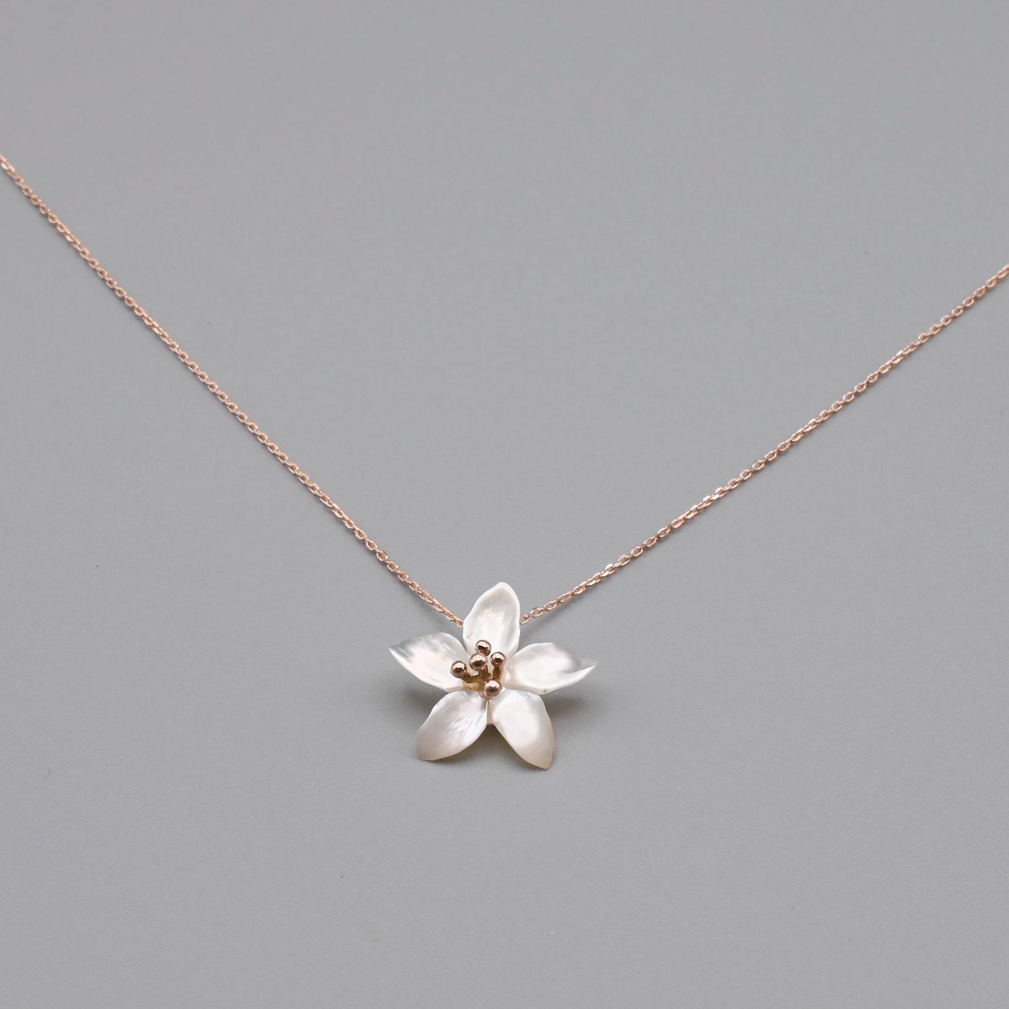 K10PG　"マザー・オブ・パール"　ジャスミンモチーフネックレス