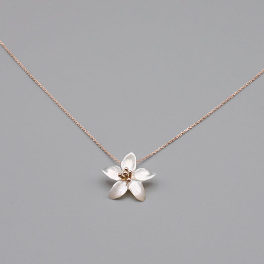 K10PG　"マザー・オブ・パール"　ジャスミンモチーフネックレス