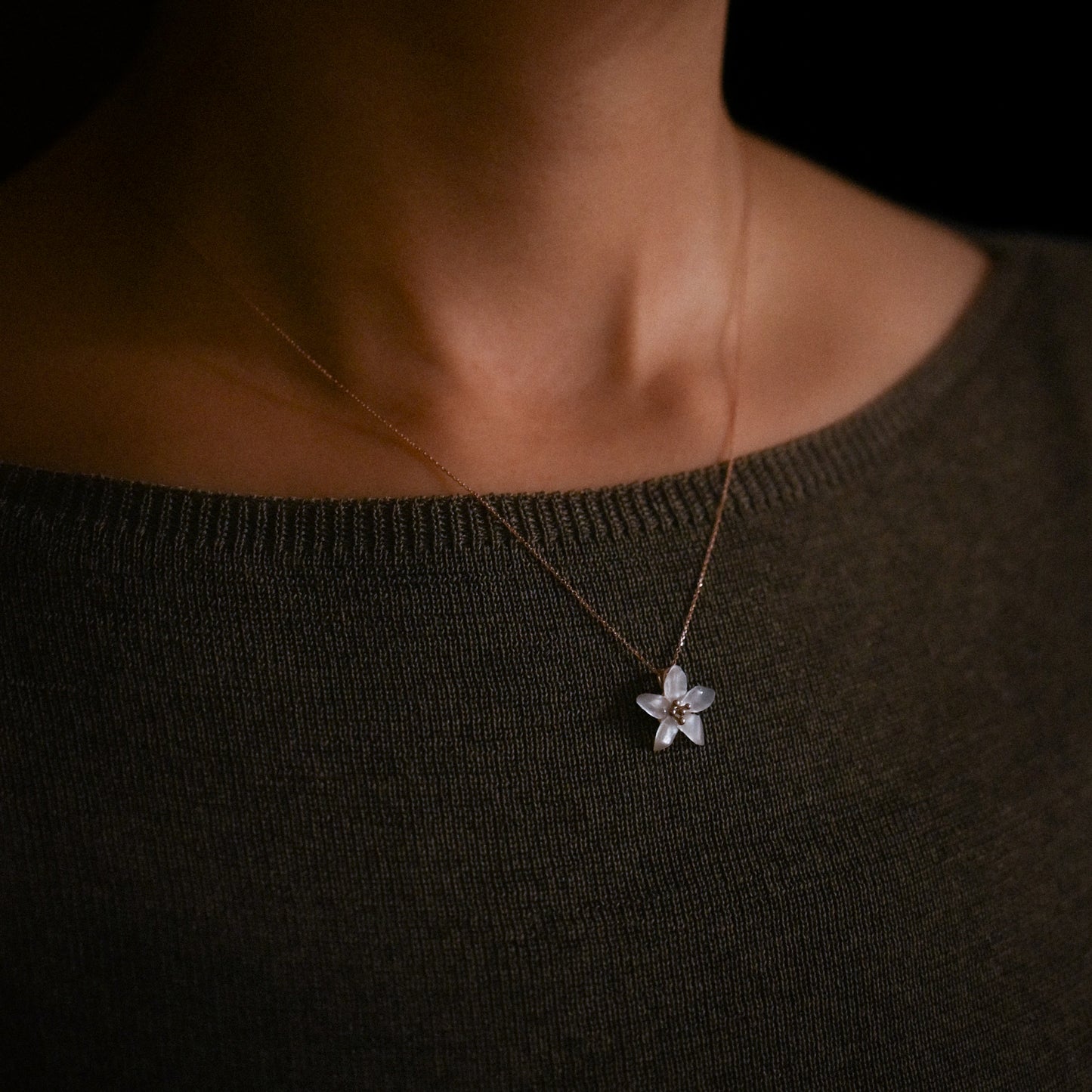 K10PG　"マザー・オブ・パール"　ジャスミンモチーフネックレス