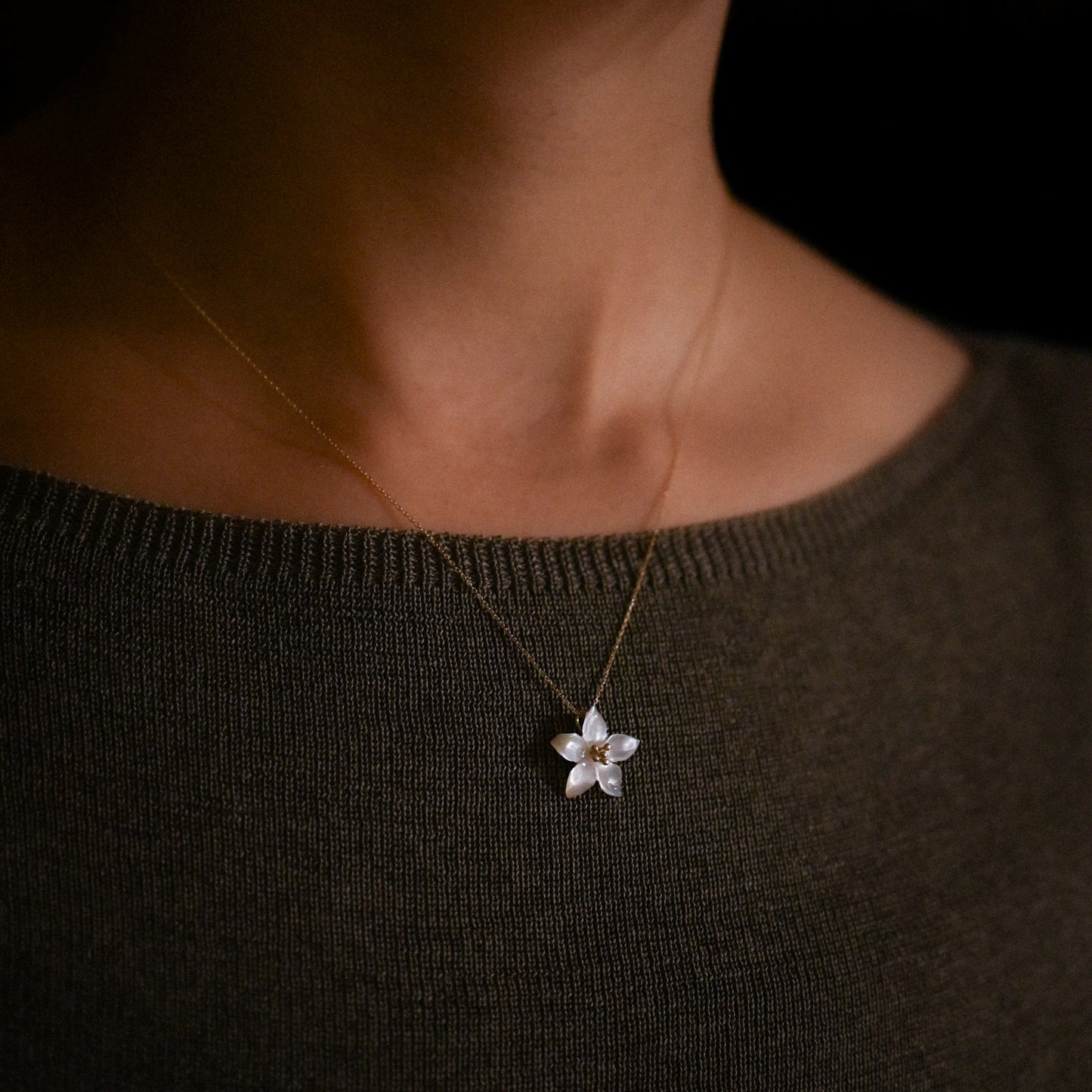 K10YG　"マザー・オブ・パール"　ジャスミンモチーフネックレス