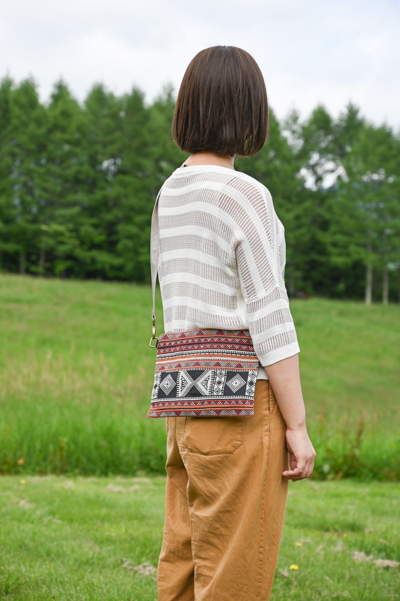 トライバル刺繍の2WAYサコッシュ・クラッチバッグ