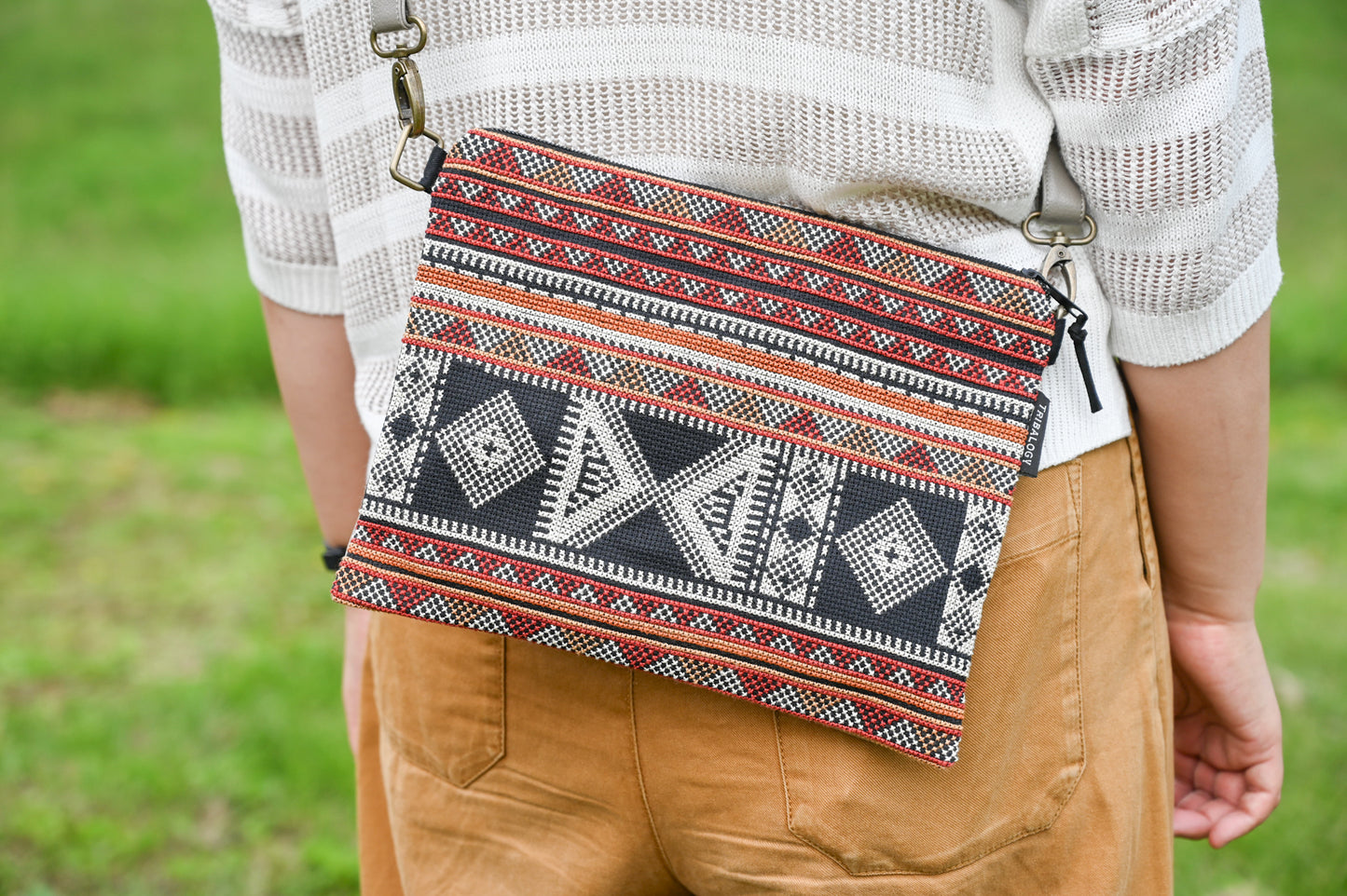 トライバル刺繍の2WAYサコッシュ・クラッチバッグ
