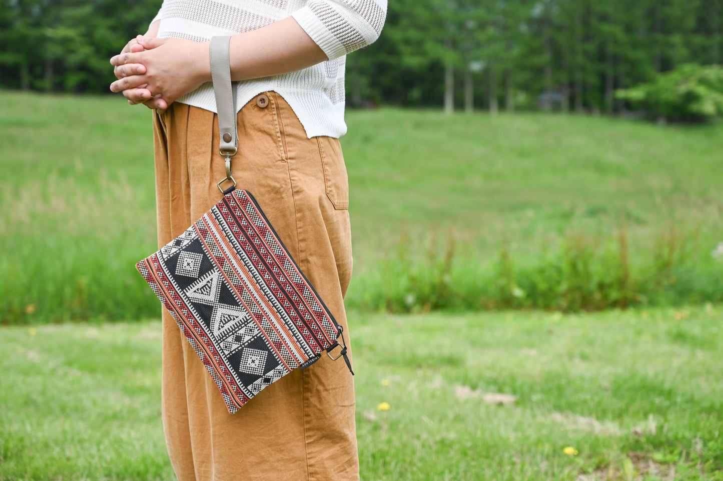 トライバル刺繍の2WAYサコッシュ・クラッチバッグ