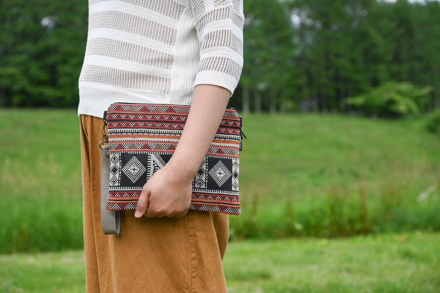 トライバル刺繍の2WAYサコッシュ・クラッチバッグ