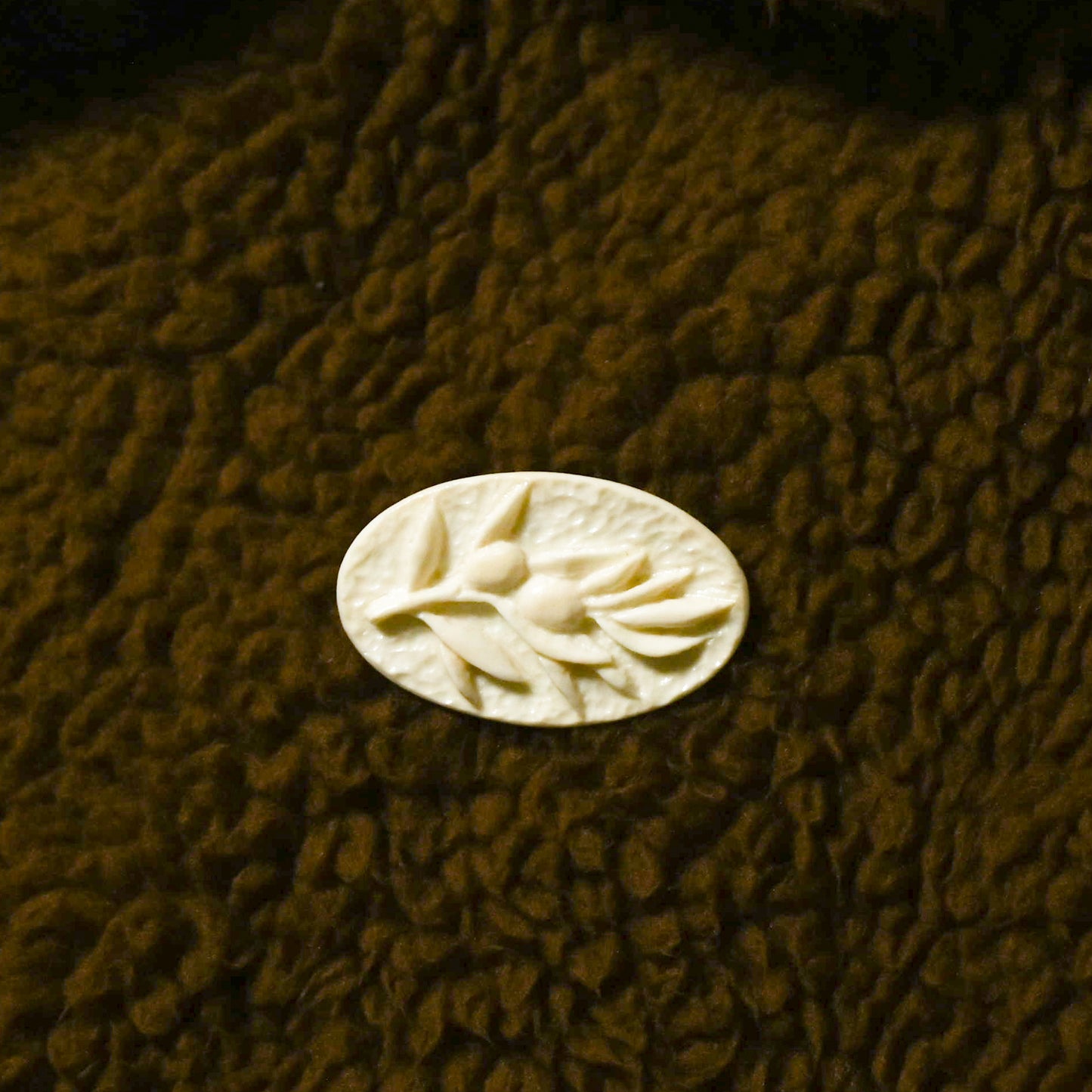 ラクダ骨のブローチ（オリーブモチーフ）